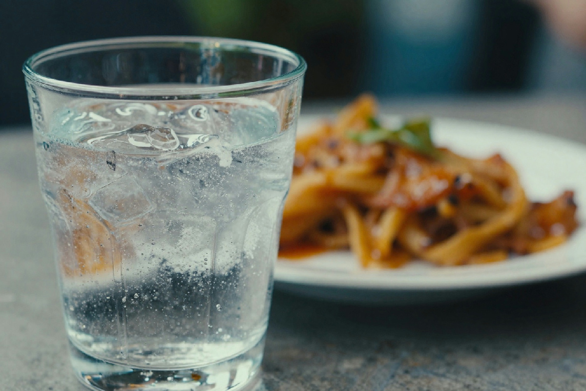 Riconsiderare l'abitudine di bere acqua fredda durante i pasti: ecco perché potresti volerci pensare due volte